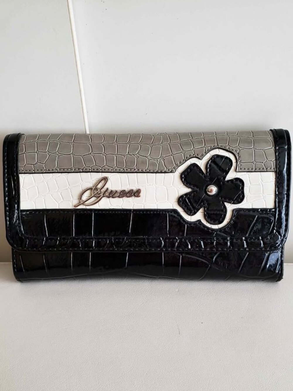😍 Guess Newlyn Faux Crocodile Tri-Fold Clutch Wallet 😍 Excellent Condition
